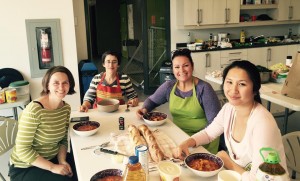 Les femmes du groupe de cuisine collective, en pause repas.